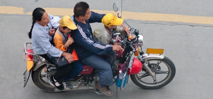 Ilegal niños en motocicleta Ilegal niños en motocicleta