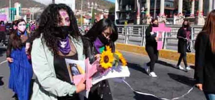 Marchan catrinas por mujeres asesinadas