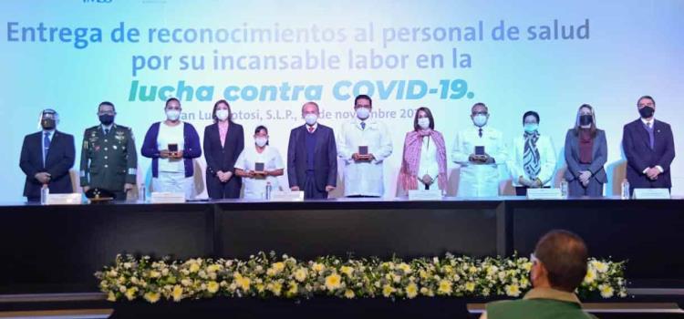 Condecoraron a personal de salud Condecoraron a personal de salud