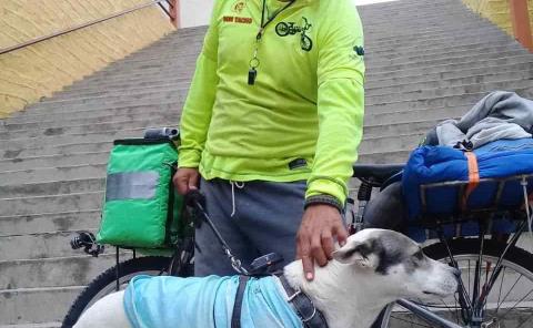 Agustín García recorre municipios con su perro