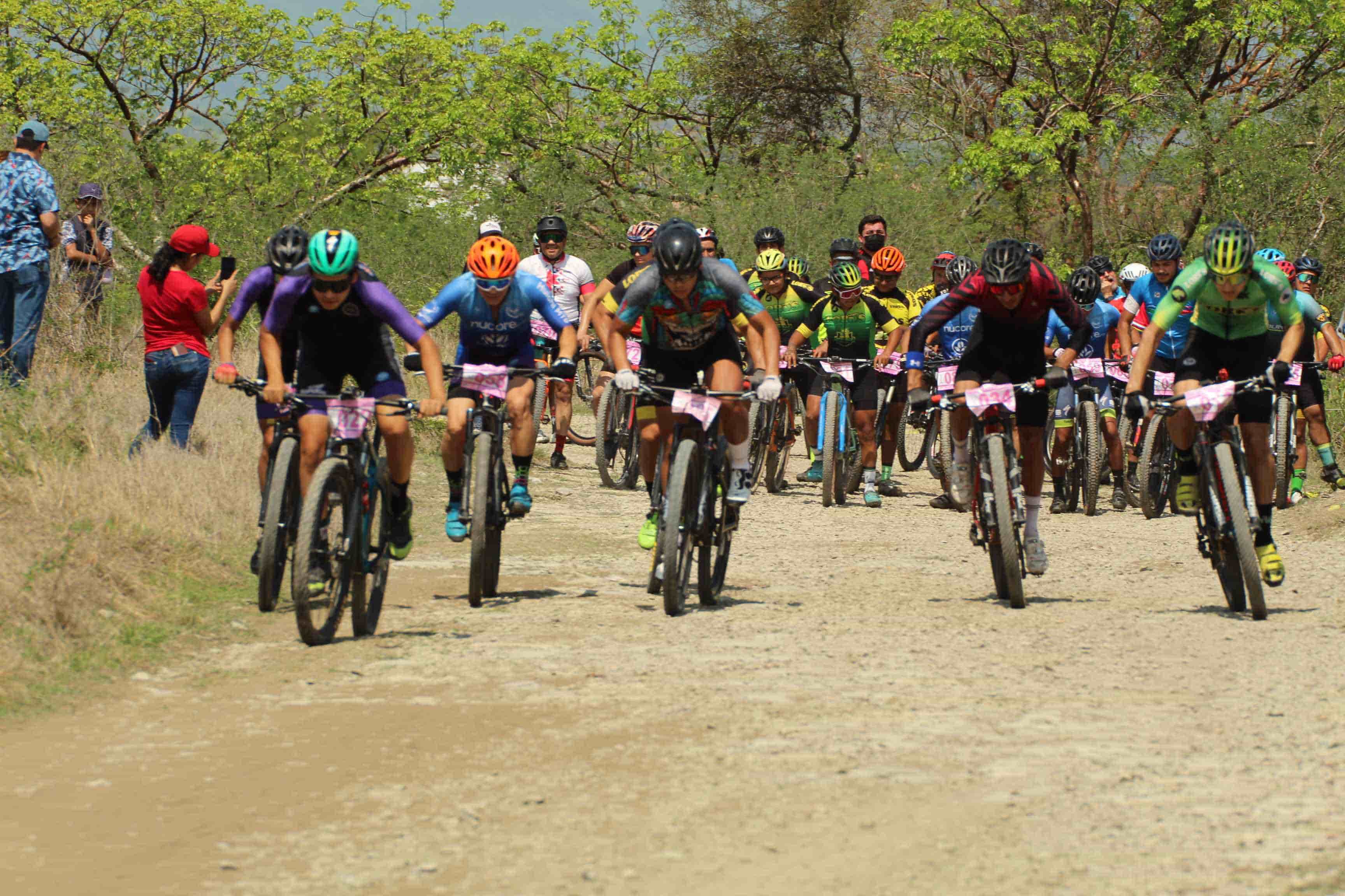 Club Loros hizo el 1-2-3 en carrera de ciclismo