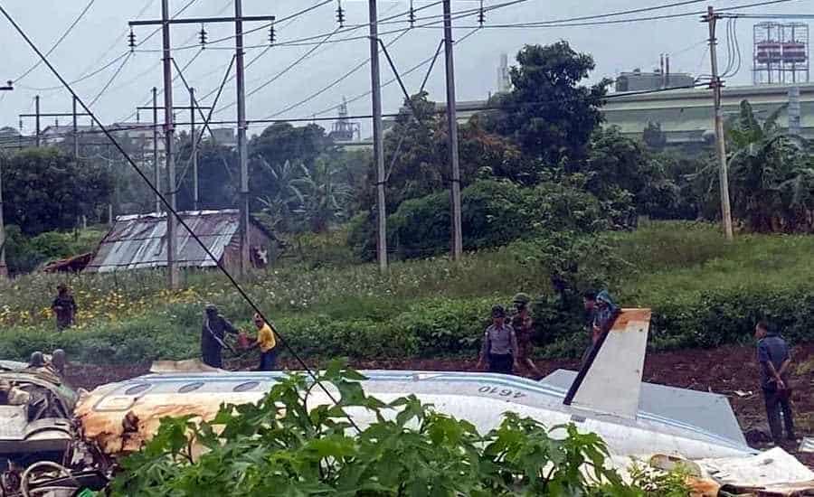 Mueren doce al  estrellarse avión
