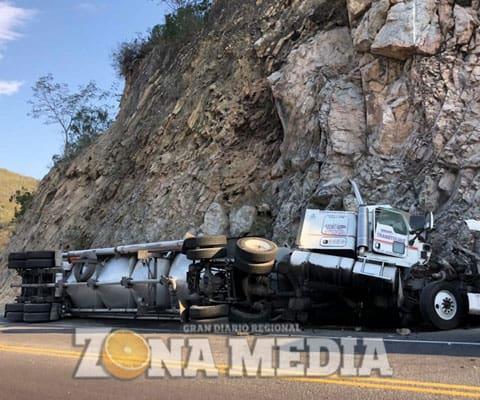 Trailero lesionado  al volcar en autovía