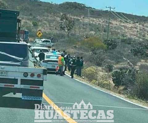 Localizan cuerpos sobre la carretera