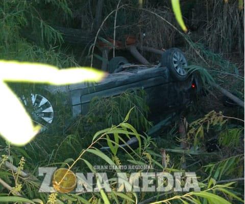 ABANDONARON AUTO VOLCADO 