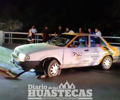 Taxi se estampó contra el camellón