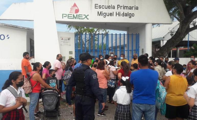 Exigen destituir a titular de primaria