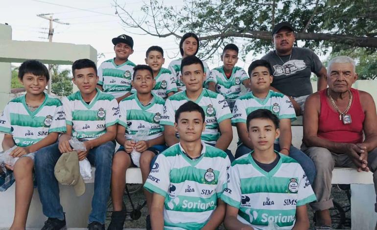 Entregó uniformes a jóvenes deportistas