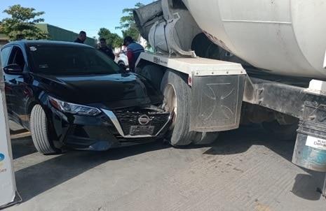 Camión dañó un automóvil