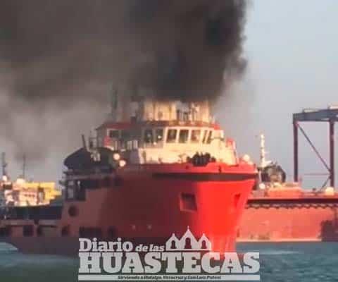 Ardió barco abastecedor