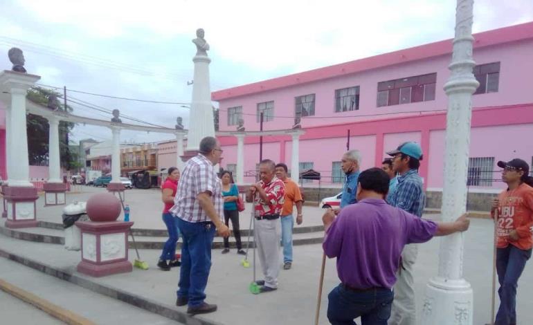 Comerciantes y Ayuntamiento realizan limpieza en zona Centro de Tempoal