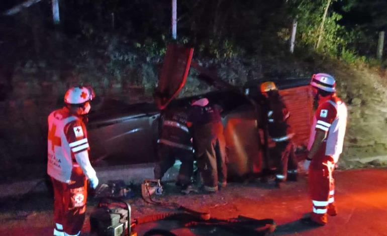 Chofer lesionado en una volcadura