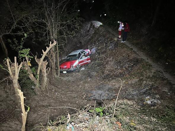 Cayó taxi a barranco en Tantoyuca