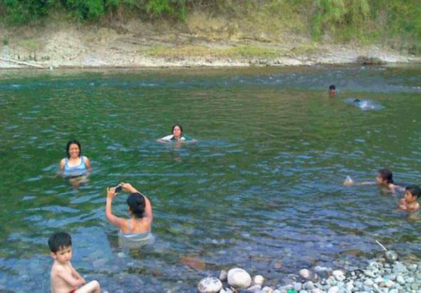 Familias acuden a ríos de la Huasteca por temporada de calor