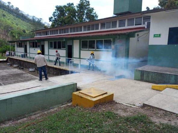 Fumigaron el COBAEH plantel de Jaltocán para erradicar el dengue