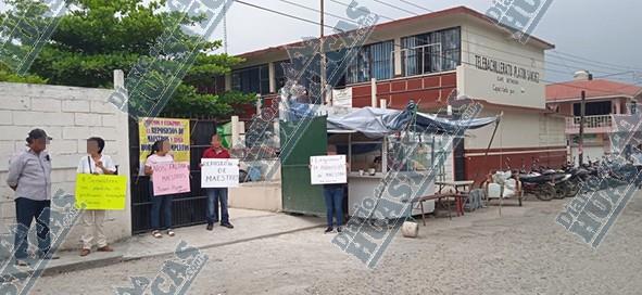 Padres de familia se manifestaron frente a Telebachillerato en Platón