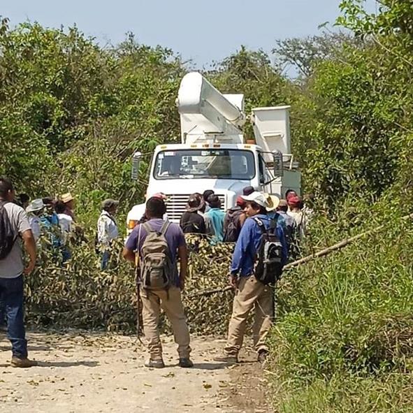 Dan mantenimiento a los cables de luz en Orizatlán