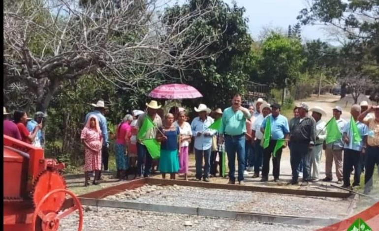 Anuncia Alcalde calles y caminos