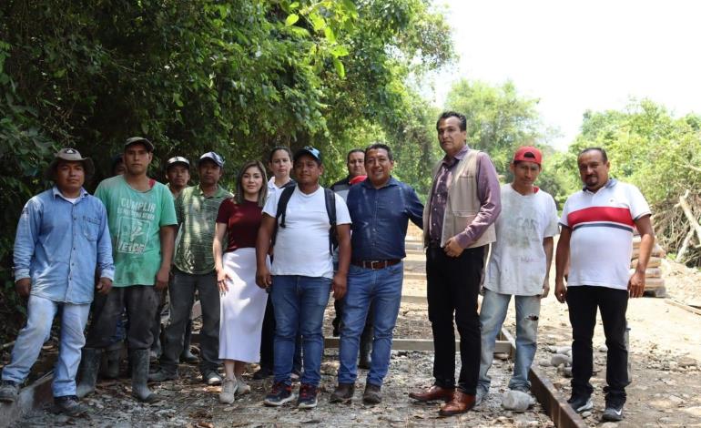 Autoridades supervisaron las obras en Xochiatipan