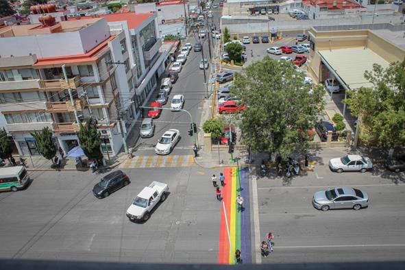 Por un gobierno abierto e inclusivo, pintan en pasos peatonales la bandera LGBT+