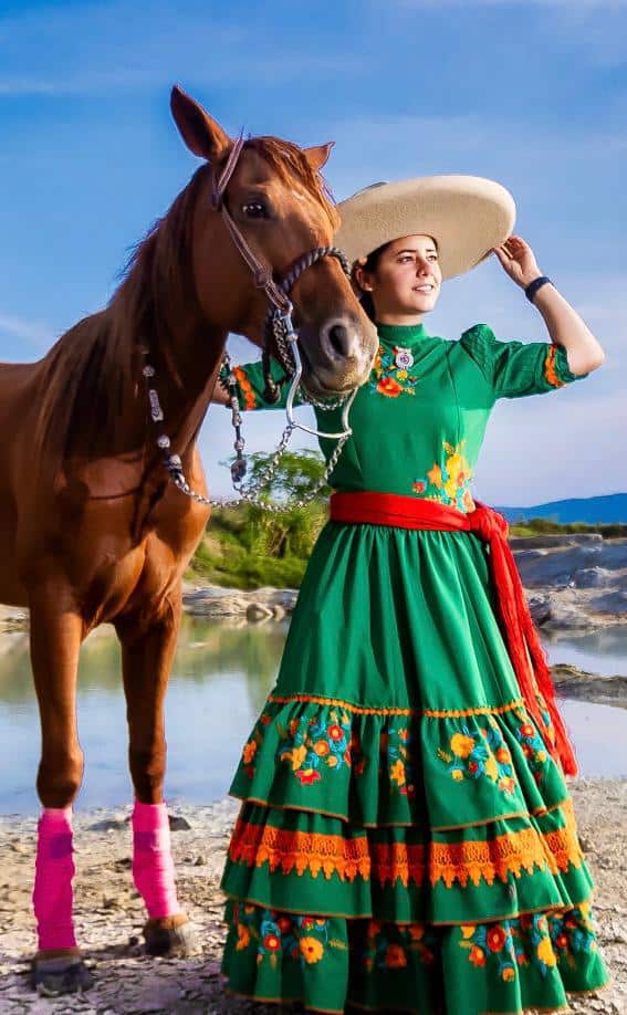 Luciendo espectacular junto a su caballo, Abigail Saldaña.