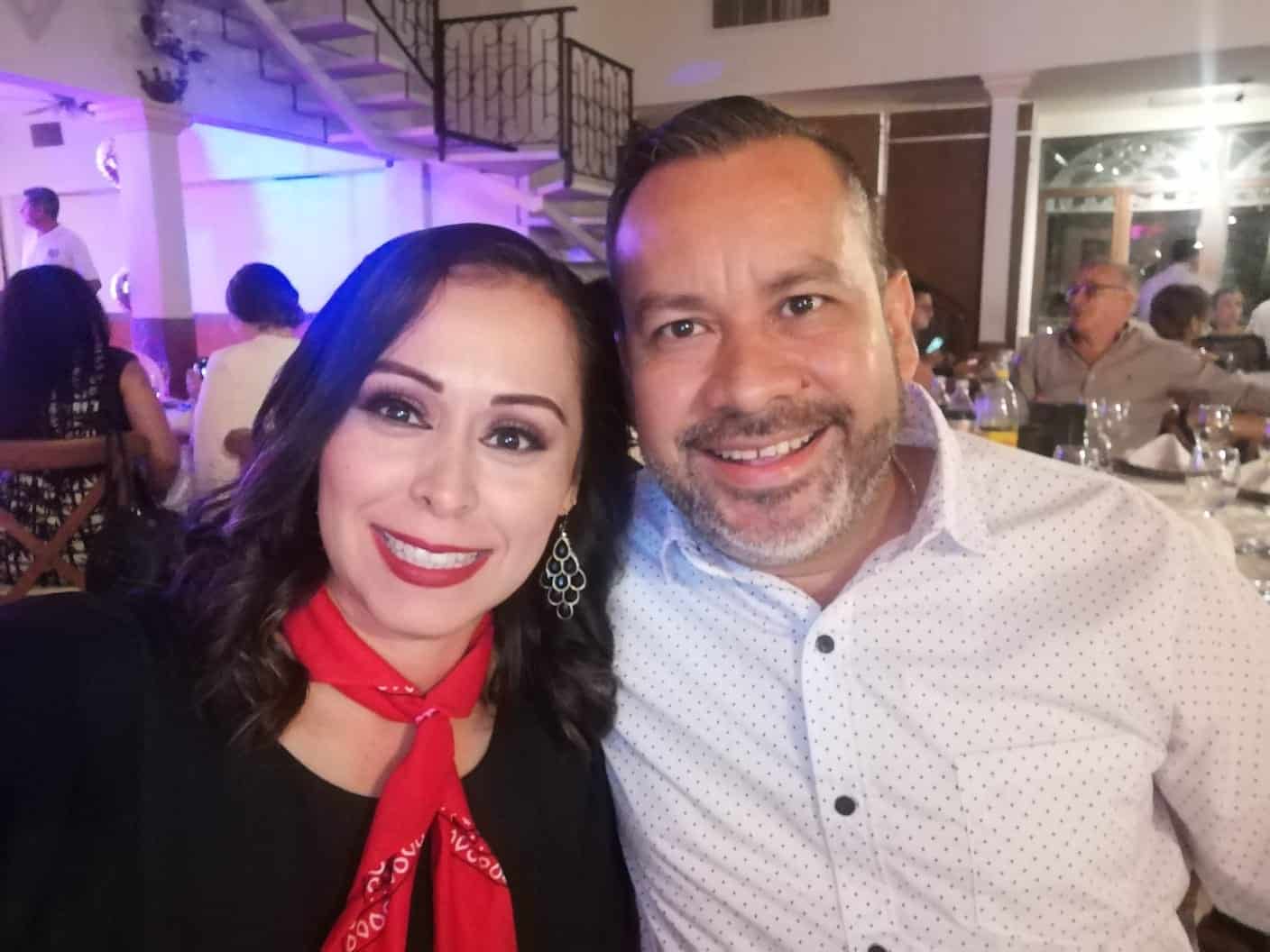 Héctor Espinosa Castillo y su esposa Ericka Bustos, muy guapos en la cena baile.