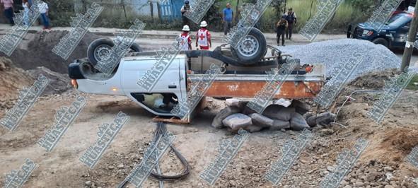 Volcó camioneta cargada de material en Tantoyuca