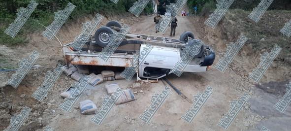 Volcó camioneta cargada de material en Tantoyuca