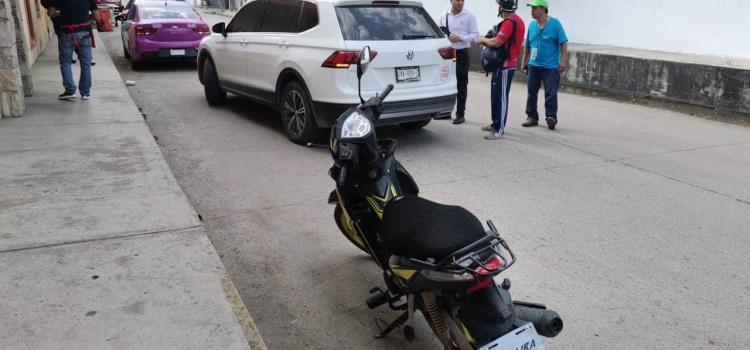 Motociclista choco contra camioneta