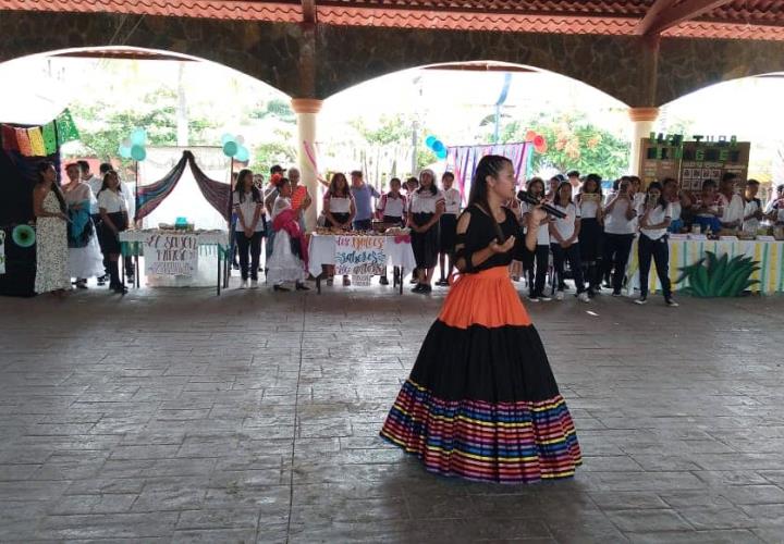 Estudiantes realizaron muestra gastronómica en Atlapexco