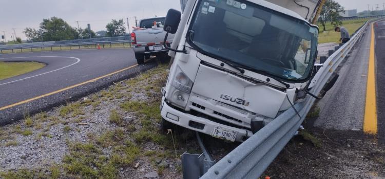 Vehículo se impactó en barra de contención