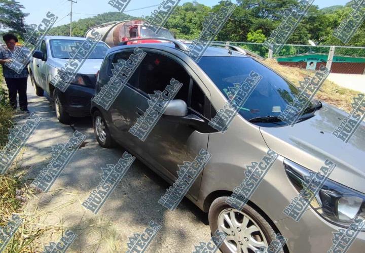 Conductora de INEGI chocó contra un automóvil