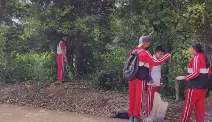Estudiantes limpiaron el tramo carretero “El Arco”