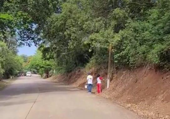 Estudiantes limpiaron el tramo carretero “El Arco”