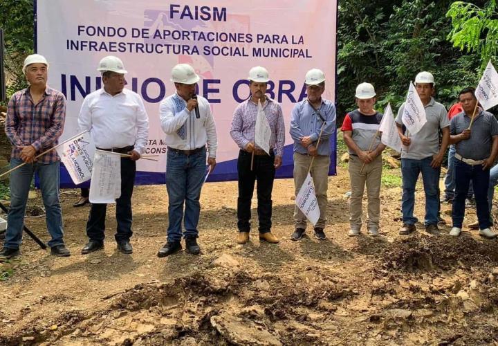 En Jalpan inició obra de pavimentación 