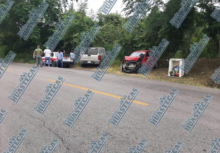 En la Alazán-Canoas auto se impactó contra camioneta