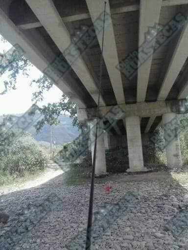 Debajo de un puente hallan a un hombre sin vida y uno más herido