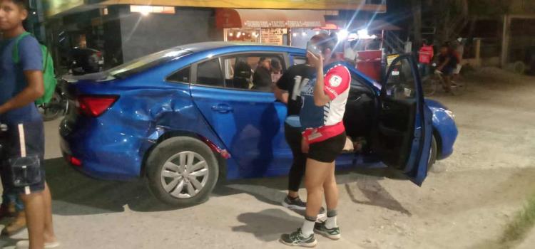 Chocó motociclista contra un automóvil