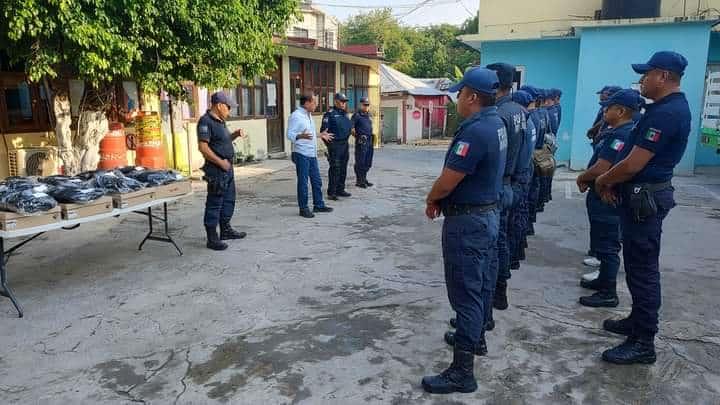 Entregaron uniformes a policías municipales