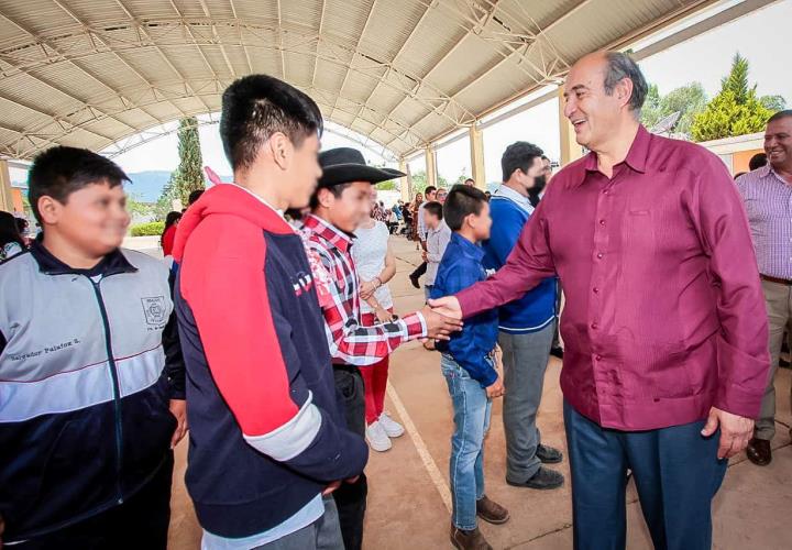 Natividad Castrejón visitó escuelas de la Comarca Minera