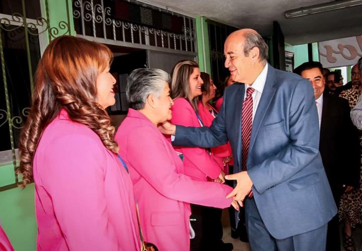 Natividad Castrejón visitó escuelas de la Comarca Minera