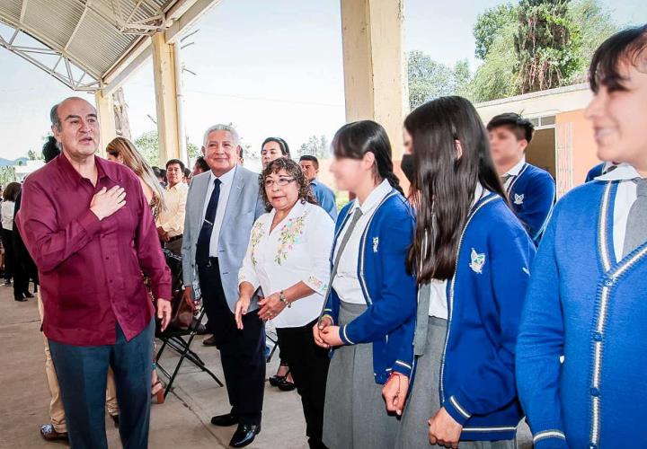 Natividad Castrejón visitó escuelas de la Comarca Minera