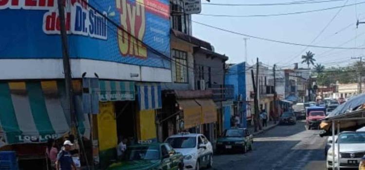 Tiran agua con grasa a calles de mercados