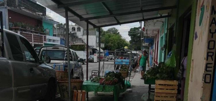 Comerciante invade calle con estructura