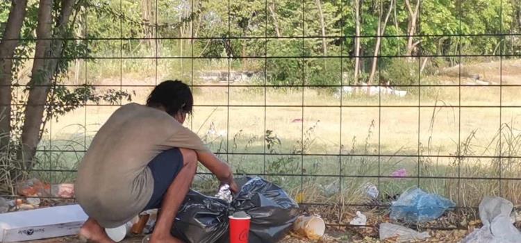 Indigentes “roban” basura para comer