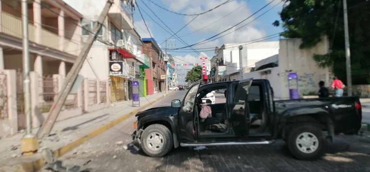 Camioneta chocó contra un poste