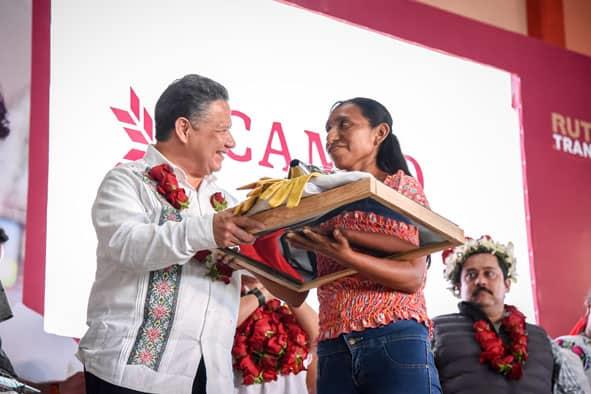 Menchaca Salazar anuncia infraestructura y apoyos para Tlanchinol y Lolotla