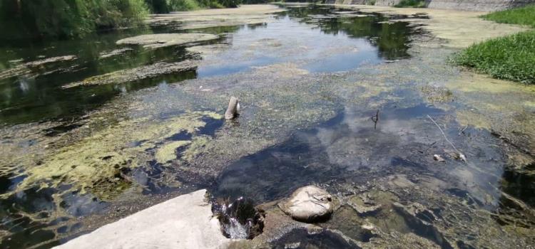 Reventó drenaje en el río Valles