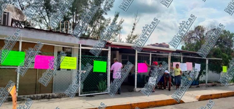 Protestan en hospital trabajadores del HCNA