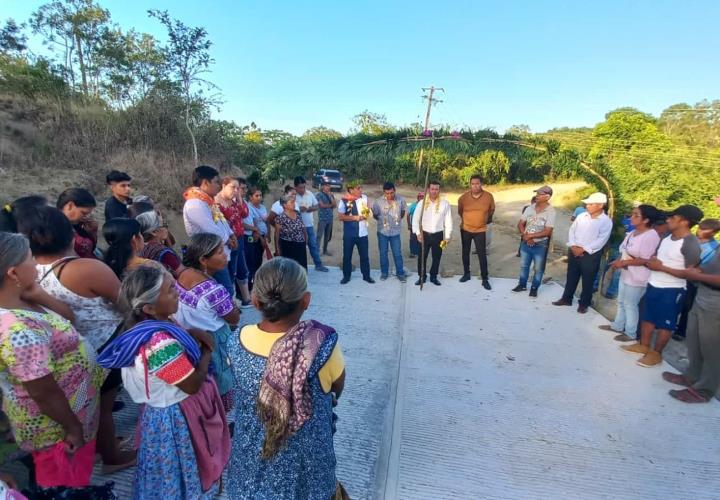 Inauguraron obra de pavimentación en Huautla